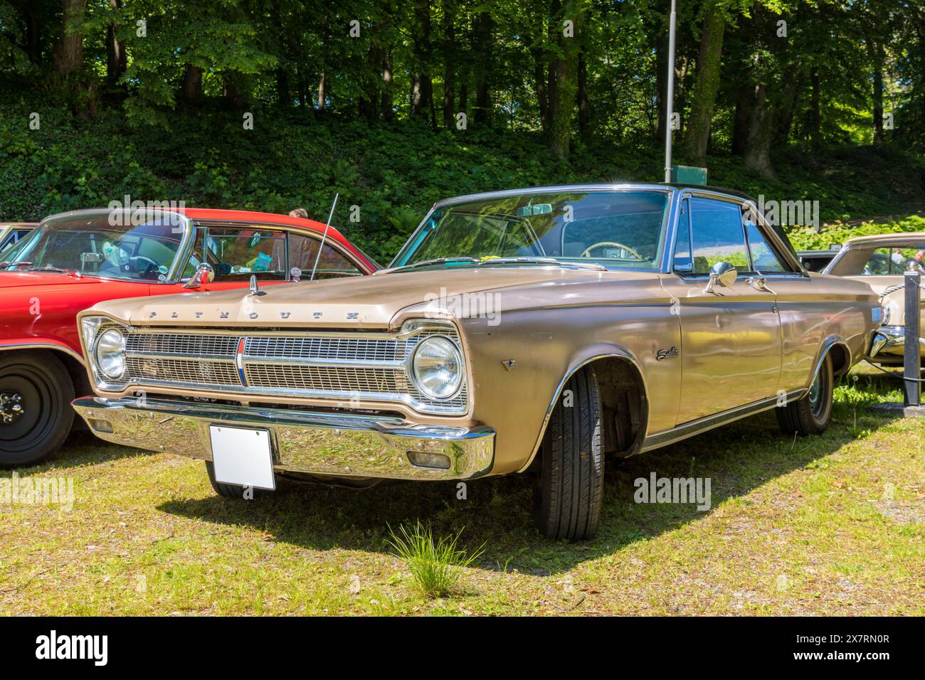 Stade, Allemagne – 11 mai 2024 : un toit rigide 2 portes Plymouth satellite de couleur rbronze de 1965 exposé à la réunion et exposition Mopar Spring Fling Banque D'Images
