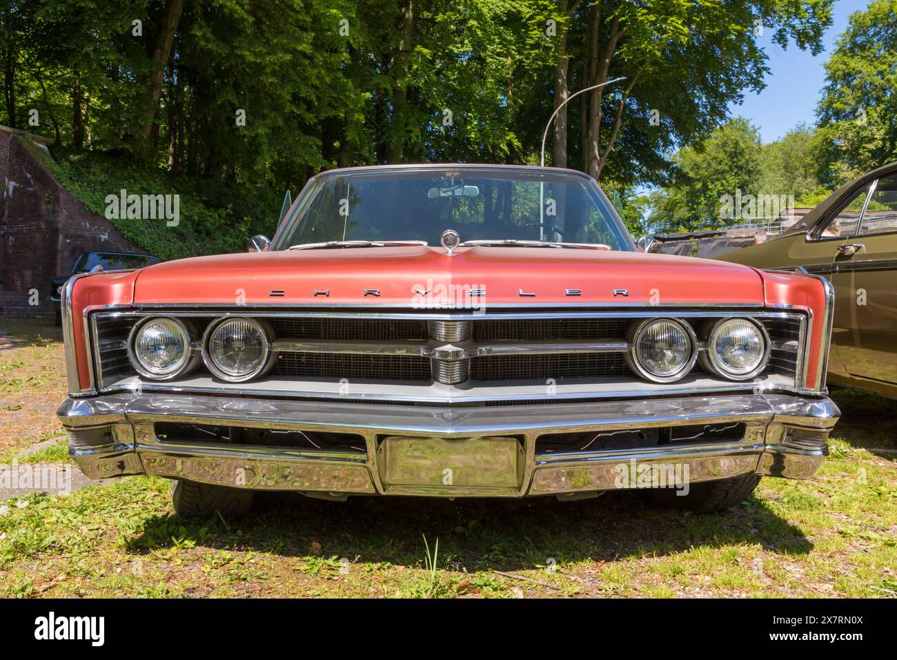 Stade, Allemagne – 11 mai 2024 : vue frontale à angle bas de la Chrysler 300 cabriolet rouge de 1966 exposée à la réunion et exposition Mopar Spring Fling Banque D'Images