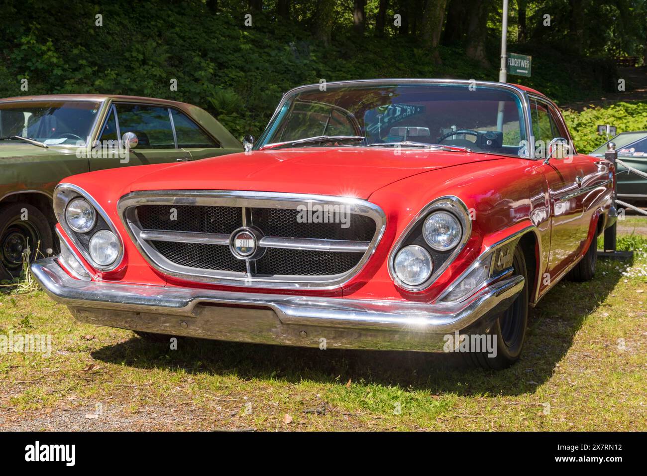 Stade, Allemagne – 11 mai 2024 : un modèle rouge Chrysler 300H à toit rigide de 1962 exposé lors de la réunion et exposition Mopar Spring Fling Banque D'Images