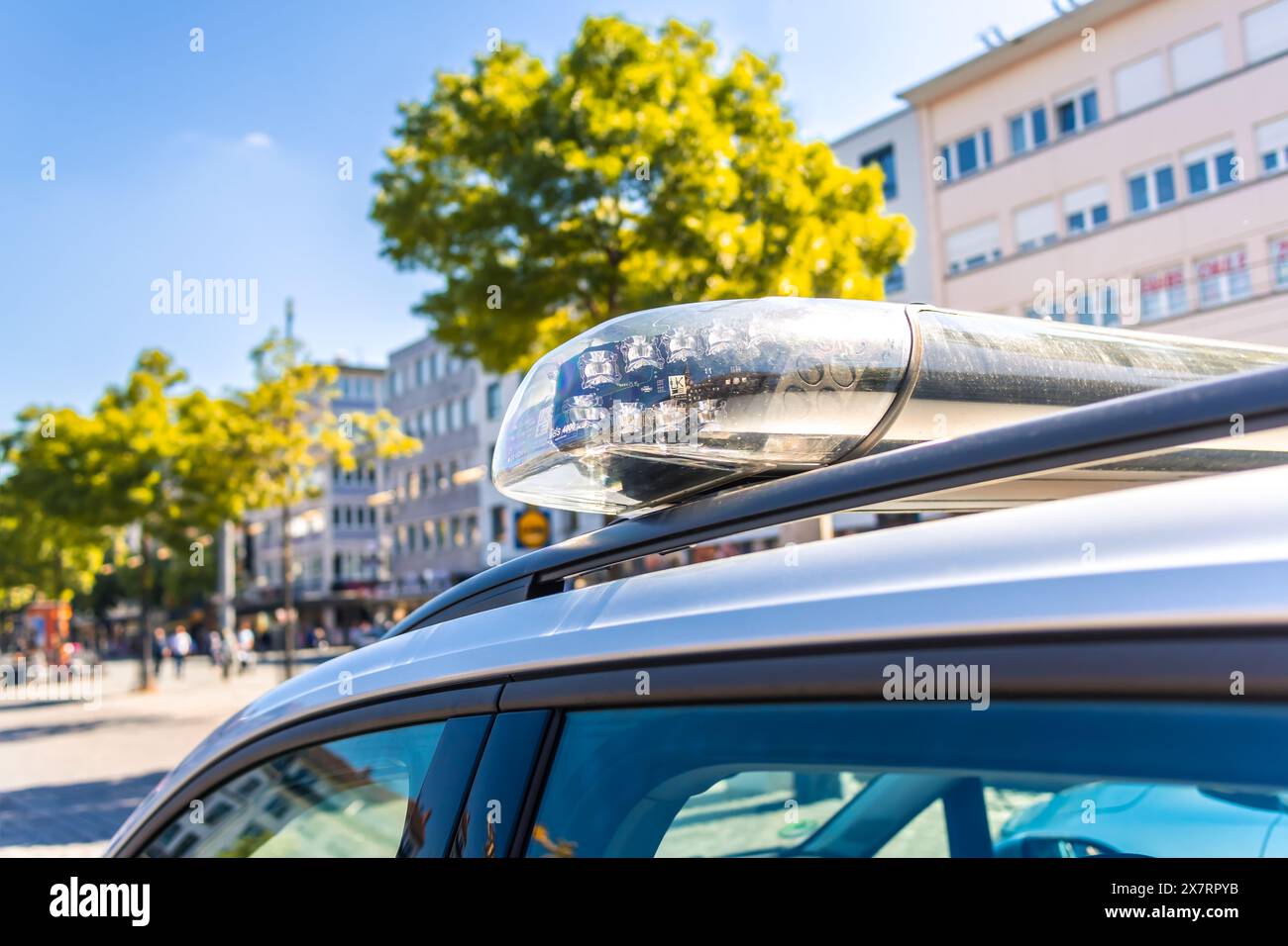 Détail d'une voiture de police allemande avec lumière bleue dans une ville Banque D'Images