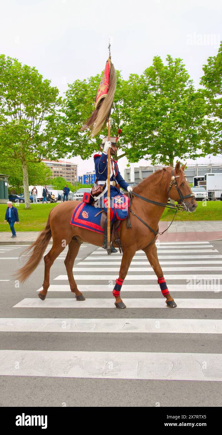 Soldat de la Garde Royale en uniforme habillé à cheval en direction de Mesones pour un défilé public Santander Cantabrie Espagne 12 mai 2024 Banque D'Images