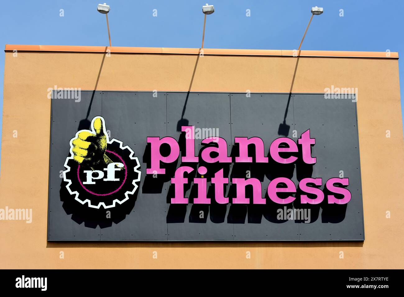 Ottawa, Canada – 20 mai 2024 : signez Planet Fitness sur Robertson Road. Planet Fitness, Inc. est un franchiseur américain avec environ 2400 clubs et est Banque D'Images