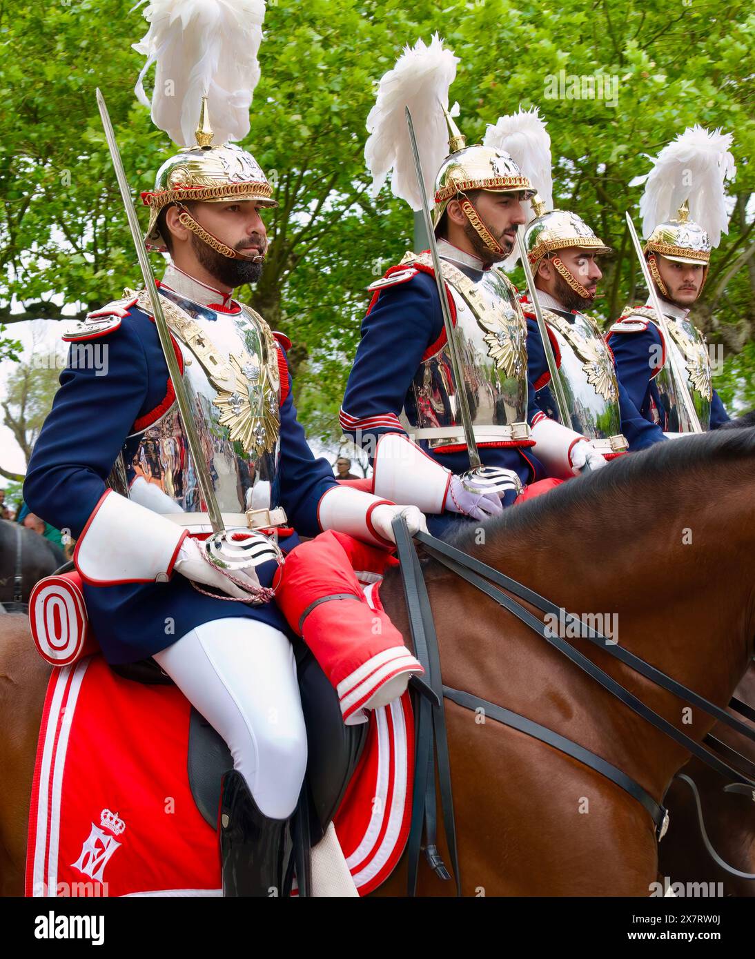 Exposition militaire de la Garde Royale en uniforme vestimentaire sur le cheval Mesones Santander Cantabrie Espagne 12 mai 2024 Banque D'Images