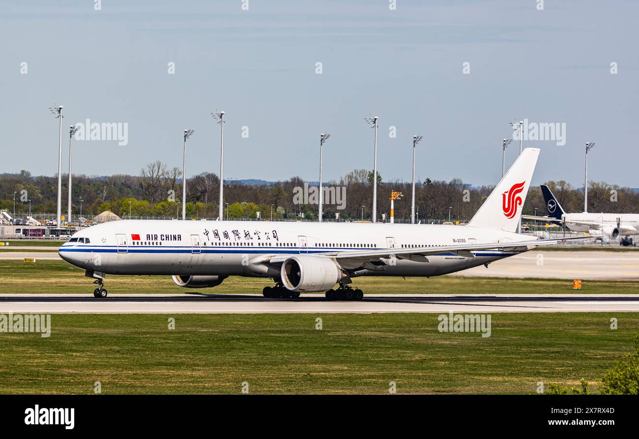 Munich, Allemagne, 6 avril 2024 : un Boeing 777-39L(er) d'Air China décolle de la piste de l'aéroport de Munich. Immatriculation B-2035. (Photo par Andreas Haa Banque D'Images