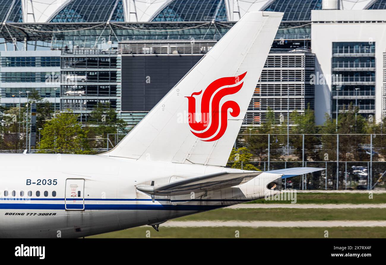 Munich, Allemagne, 6 avril 2024 : aileron arrière d'un Boeing 777-39L(er) avec le logo Air China, qui décolle de l'aéroport de Munich. Immatriculation B-2035. (PH Banque D'Images
