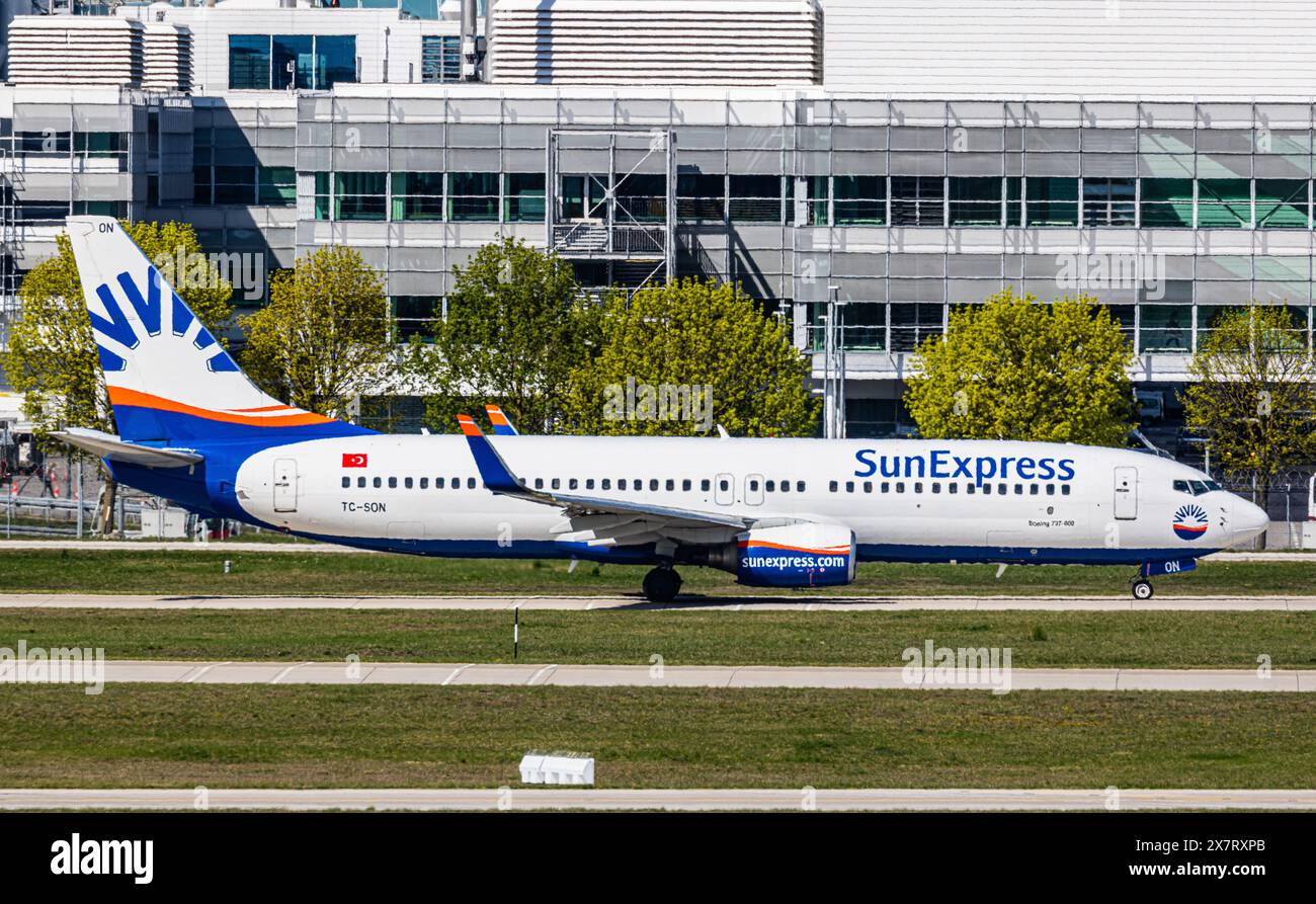 Munich, Allemagne, 6 avril 2024 : un taxi SunExpress Boeing 737-86J jusqu'à la piste de l'aéroport de Munich. Enregistrement TC-SON. (Photo de Andreas Haas/dieBildm Banque D'Images