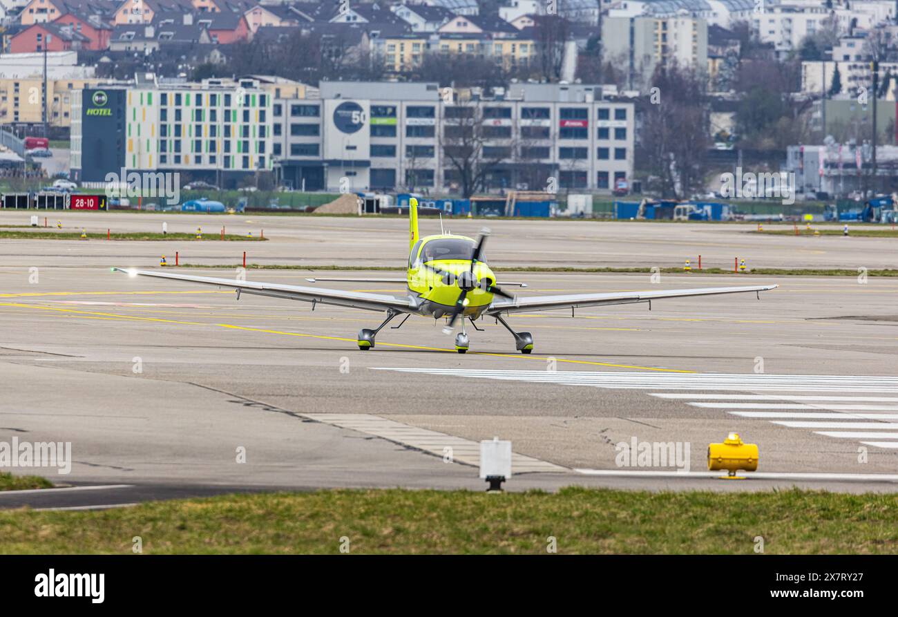 Un Cirrus SR22 appartenant à un propriétaire privé prend un taxi sur la piste de l'aéroport de Zurich. Enregistrement HB-KHR. (Zurich, Suisse, 11.03.2024) Banque D'Images