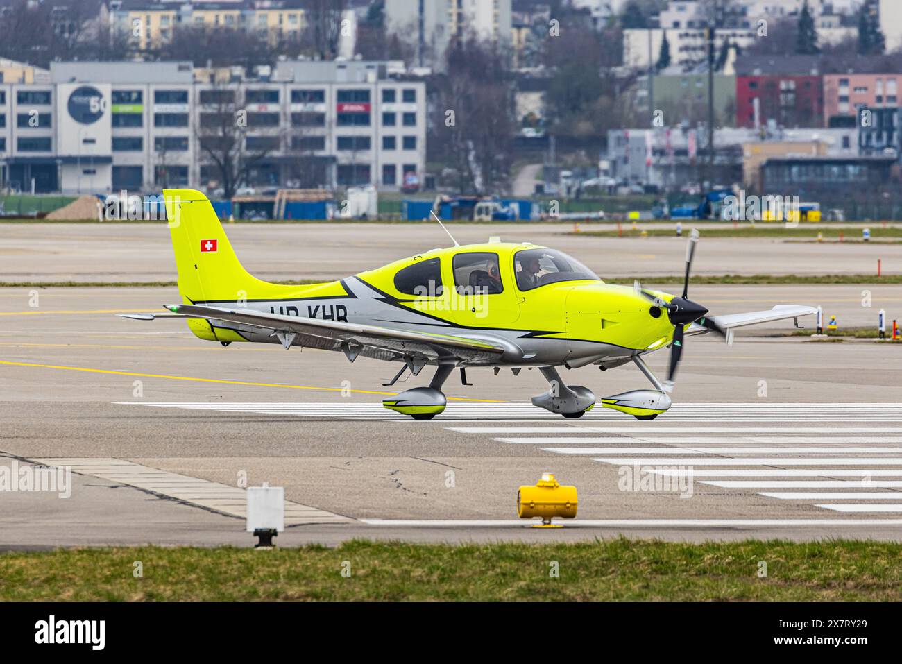 Un Cirrus SR22 appartenant à un propriétaire privé prend un taxi sur la piste de l'aéroport de Zurich. Enregistrement HB-KHR. (Zurich, Suisse, 11.03.2024) Banque D'Images