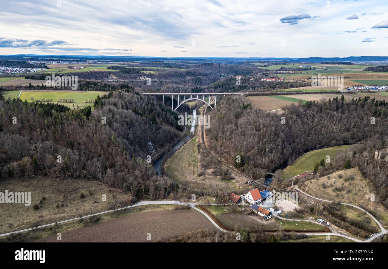 Rottweil, Allemagne, 2 mars 2024 : vue panoramique le long du cours du Neckar jusqu'au pont de Neckarburg, sur lequel passe l'autoroute A81. (Phot Banque D'Images