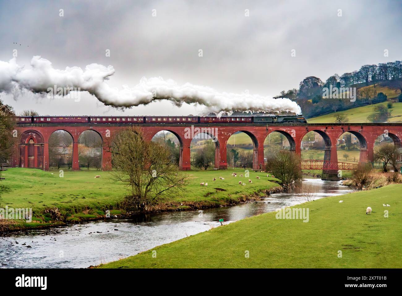 L'Union de l'Afrique du Sud avec le Winter Cumbrian Express croise le viaduc de Whalley Arches sous la pluie tardive. 60009 Union sud-africaine. Banque D'Images