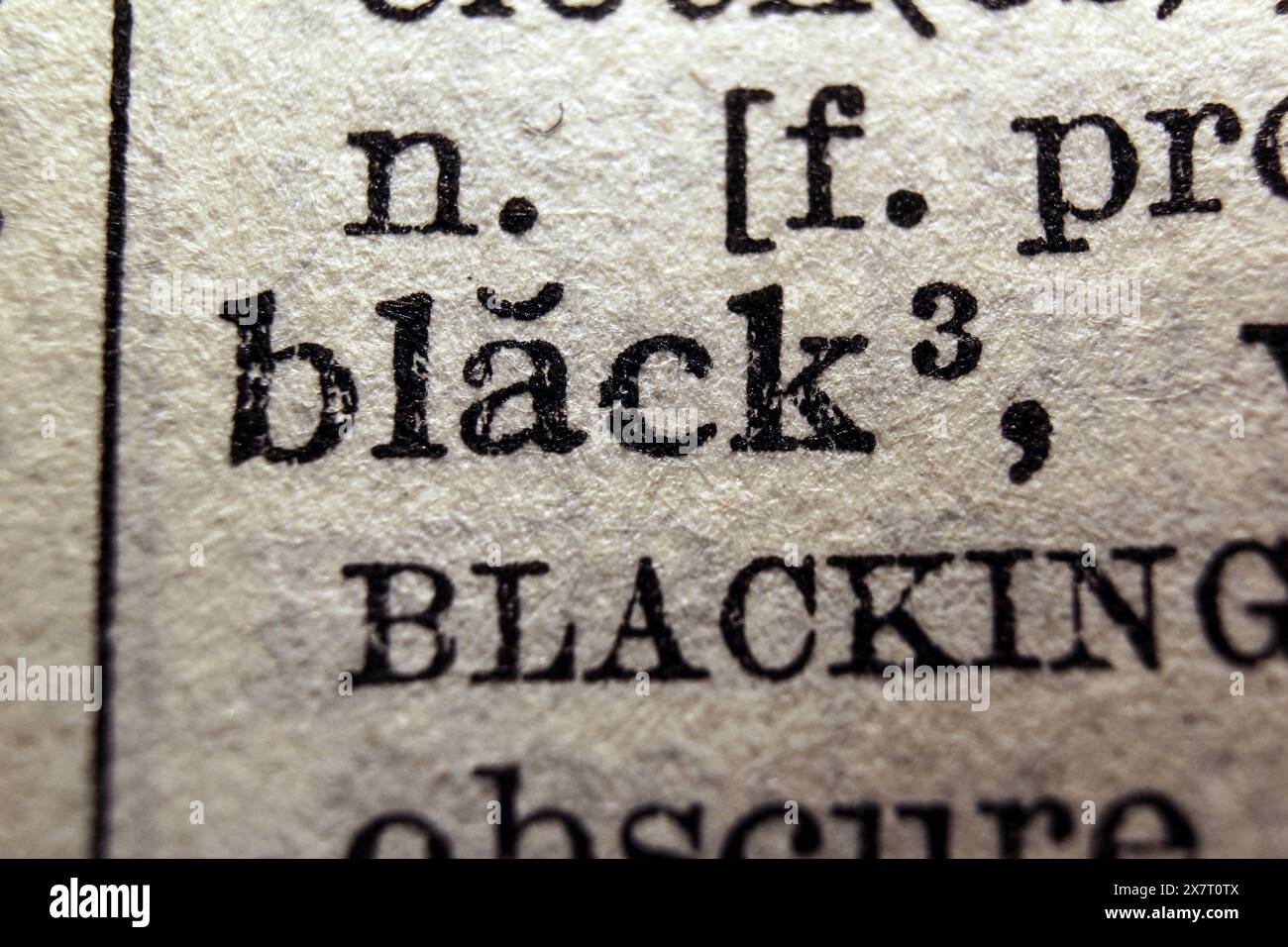 Mot noir sur la page du dictionnaire, macro gros plan Banque D'Images