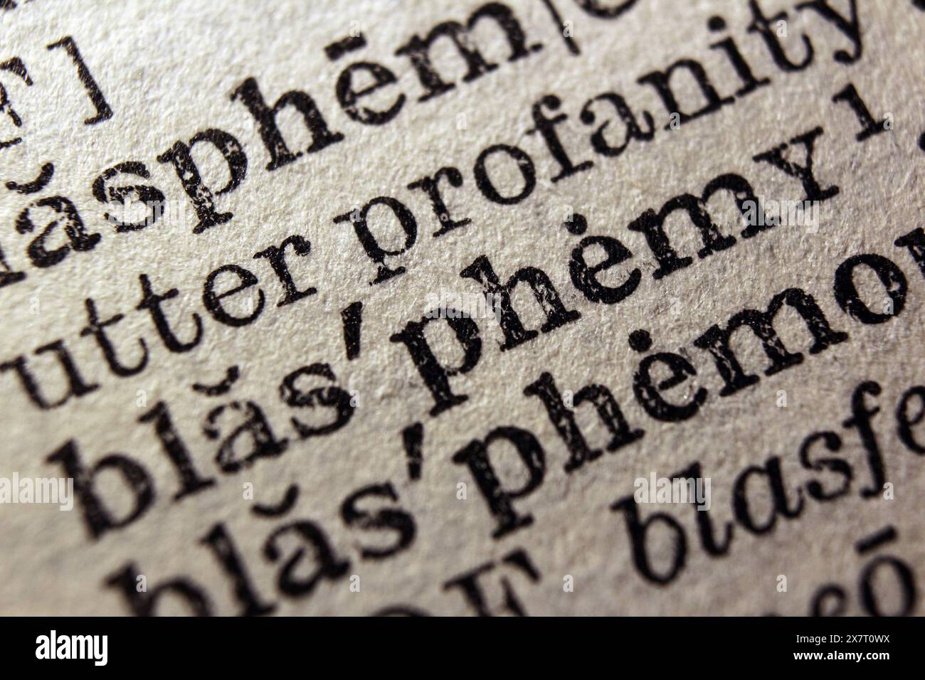 Blasphème de mot sur la page du dictionnaire, macro gros plan Banque D'Images