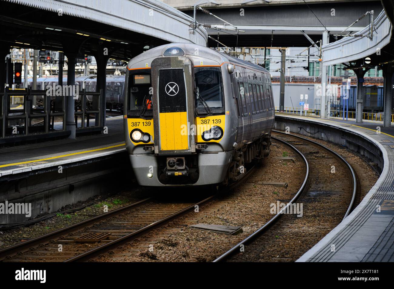 Londres, Royaume-Uni - 23 mars 2024 ; train de passagers Heathrow Express arrivant à Londres Paddington depuis l'aéroport Banque D'Images