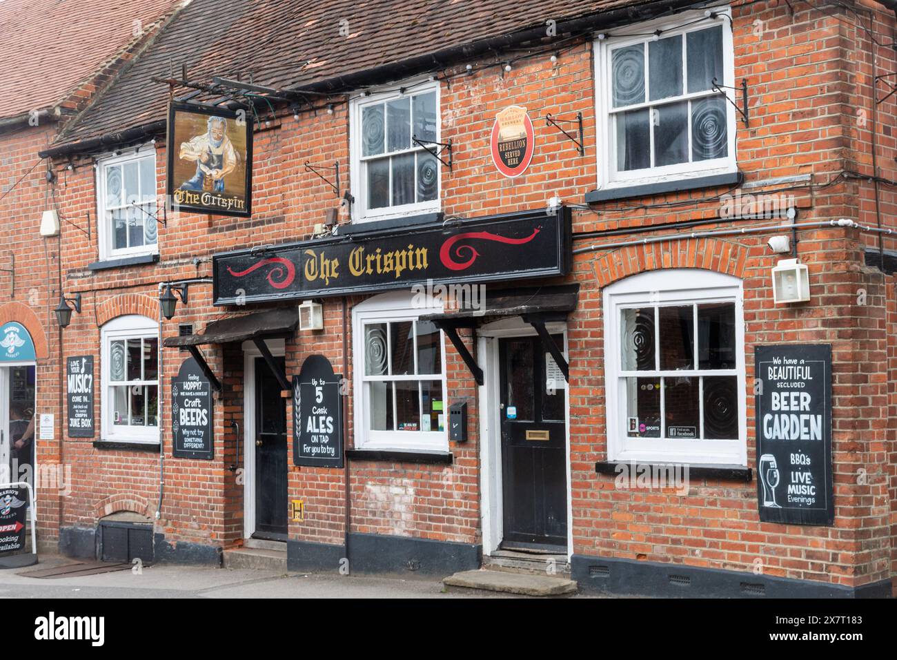 Le pub Crispin, une maison publique traditionnelle dans la ville de Wokingham, Berkshire, Angleterre, Royaume-Uni Banque D'Images