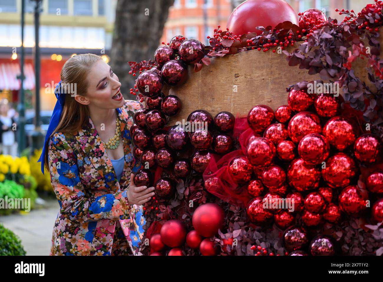 Londres, Royaume-Uni, 20 mai 2024, Chelsea in Bloom a commencé le 20 mai et s'est terminé le 26 ; le thème de cette année est les fêtes florales. Les entreprises de la région décorent leurs façades de magasins avec de beaux motifs floraux. Il coïncide avec le Chelsea Flower Show. Saskia Jiggens a visité les fleurs le jour de l'ouverture., Andrew Lalchan Photography/Alamy Live News Banque D'Images