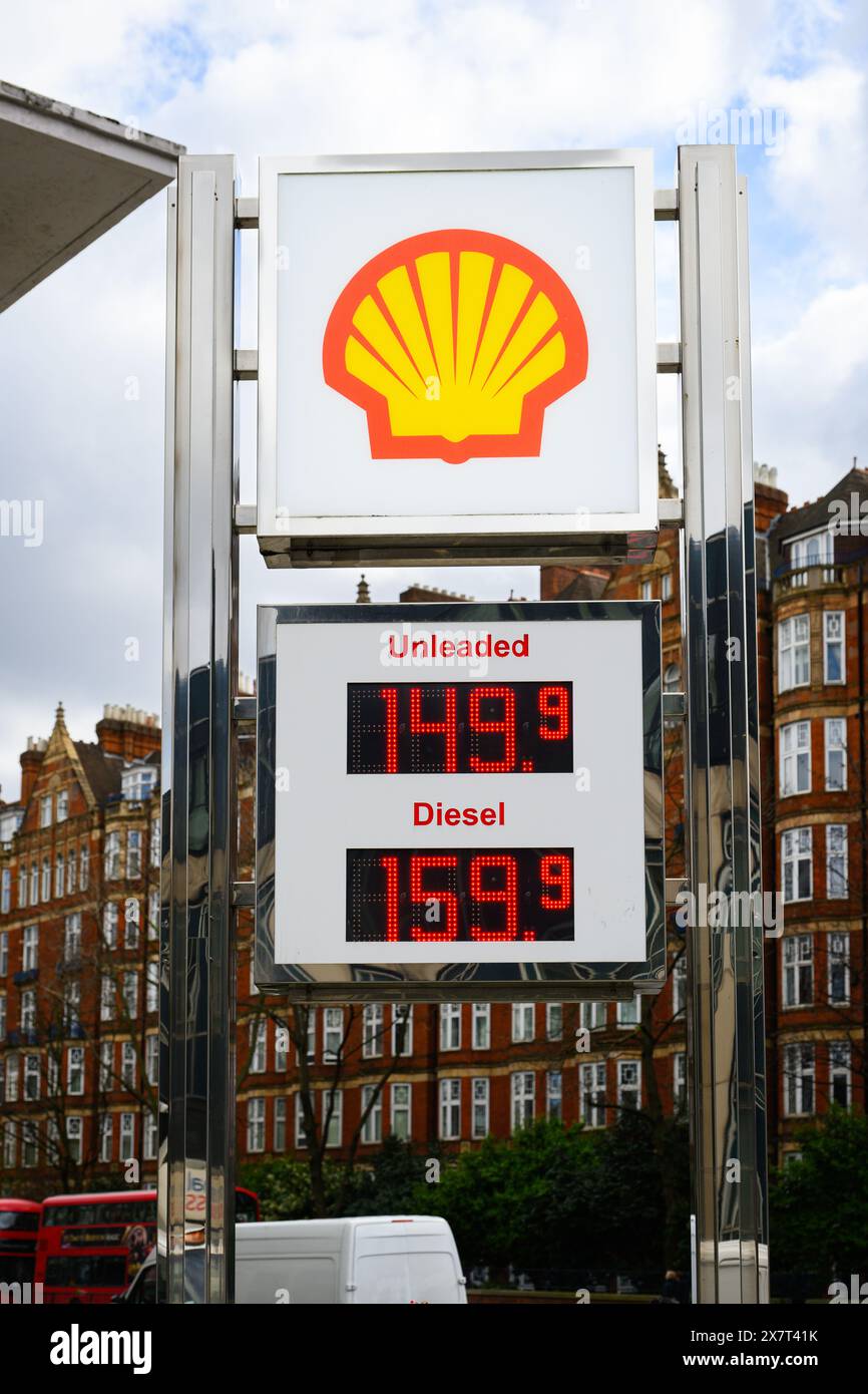 Londres, Royaume-Uni - 23 mars 2024 ; station-service Shell Oil à Londres affiche le prix du sans plomb et du carburant diesel Banque D'Images