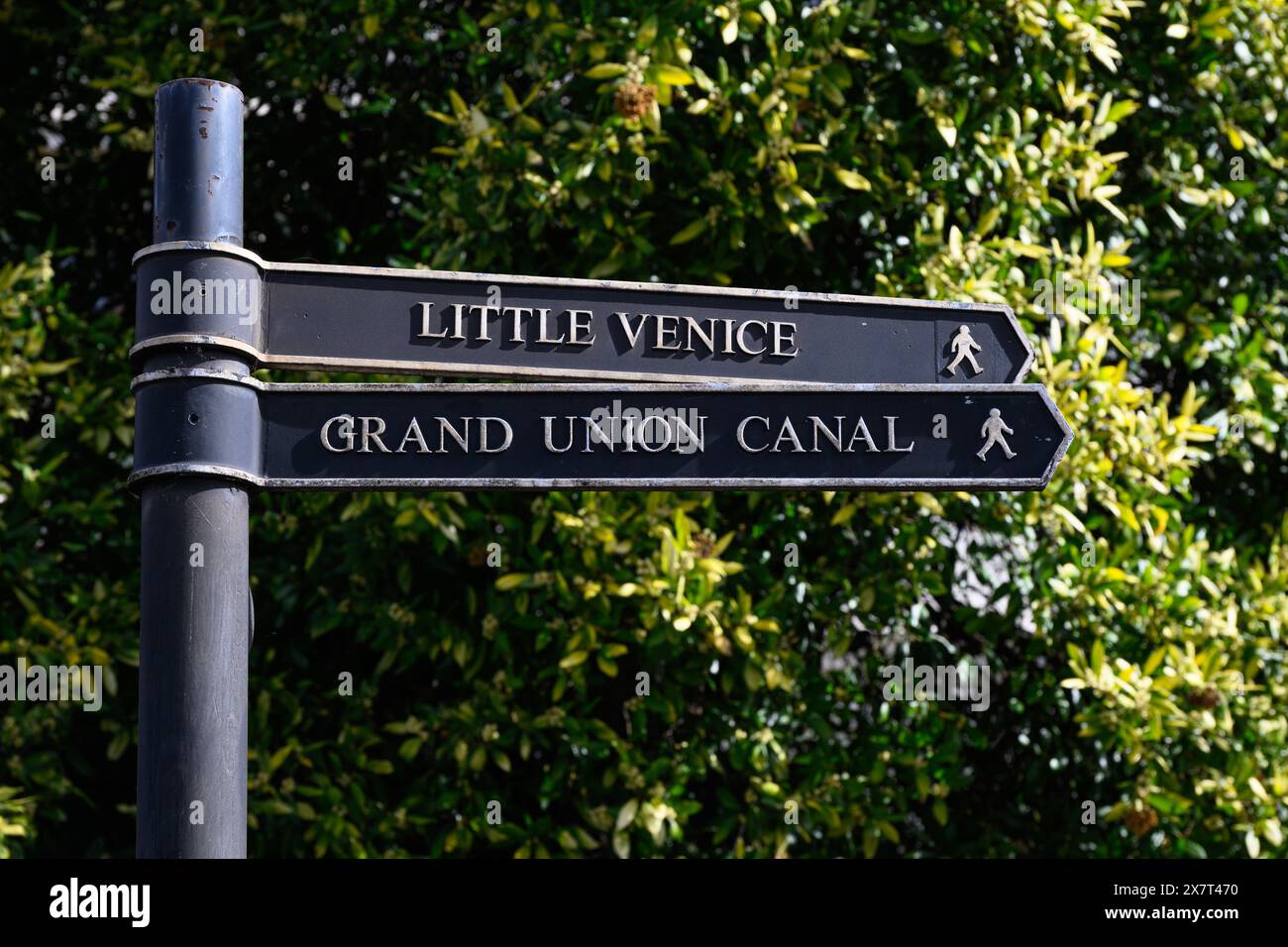 Londres, Royaume-Uni - 23 mars 2024 ; panneau de direction métallique à Londres pour Little Venice et Grand Union canal Banque D'Images