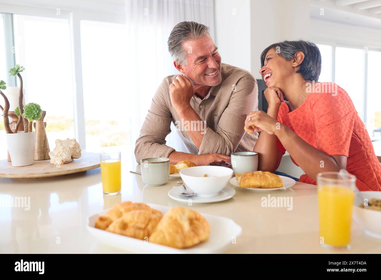 Couple d'âge mûr en vacances ou à la maison manger le petit déjeuner ensemble Banque D'Images