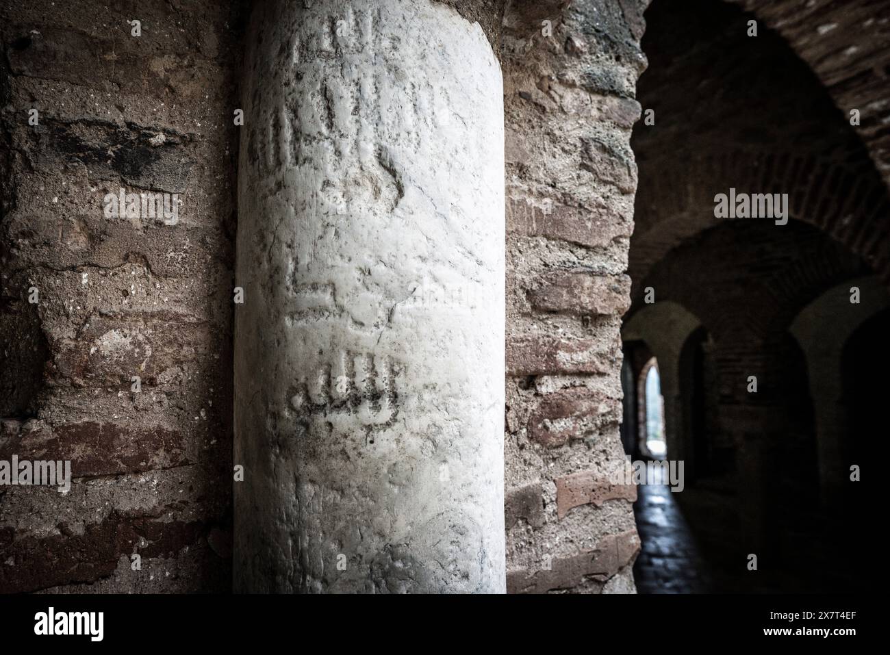 Texte arabe relief, mosquée Almonaster la Real, oratoire islamique du IXe siècle, Almonaster la Real , Huelva, Andalousie, Espagne Banque D'Images