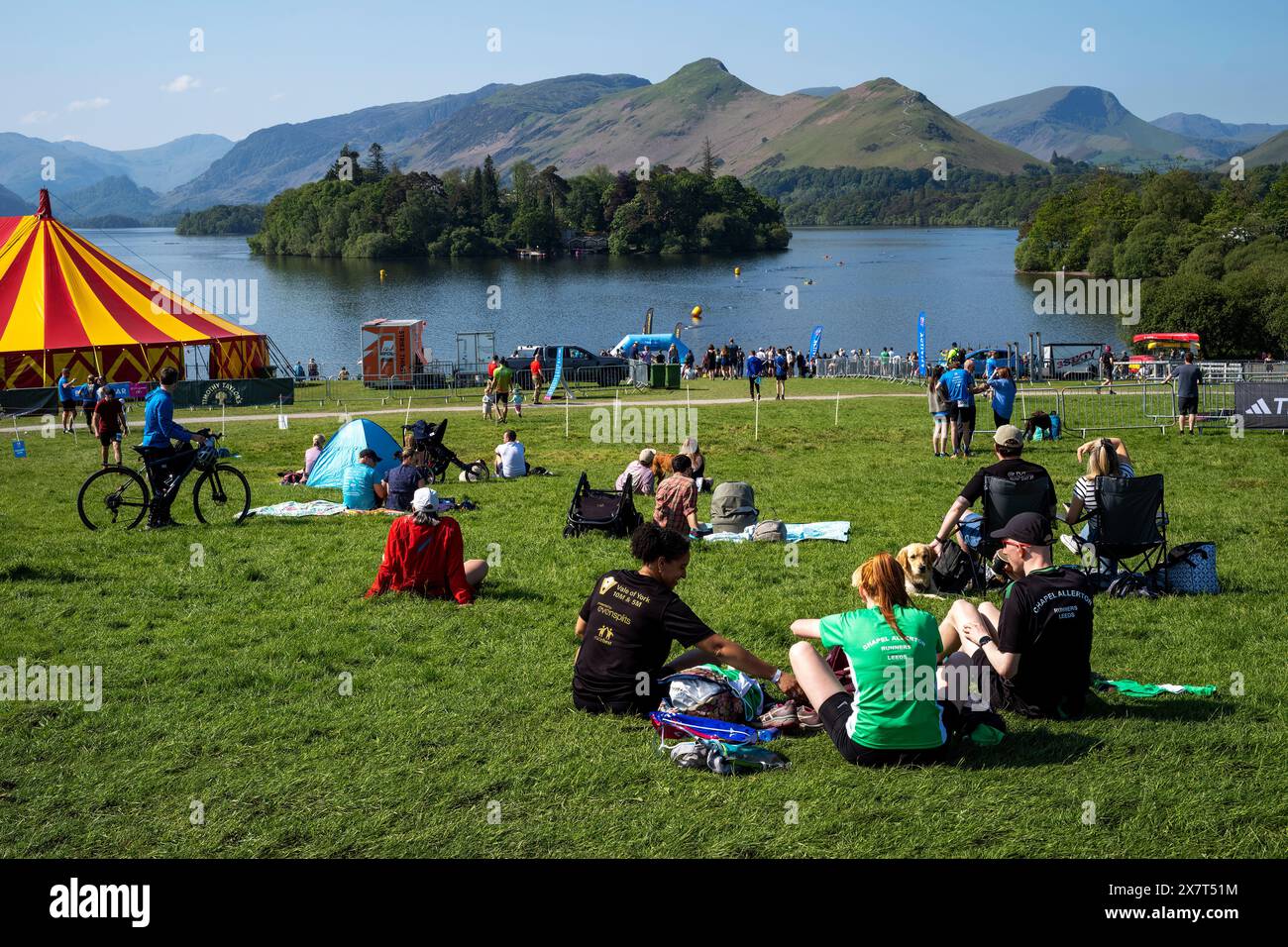 Athlètes se reposant au festival de montagne de Keswick, Crow Park, Keswick, Lake District National Park, Cumberland, Royaume-Uni Banque D'Images