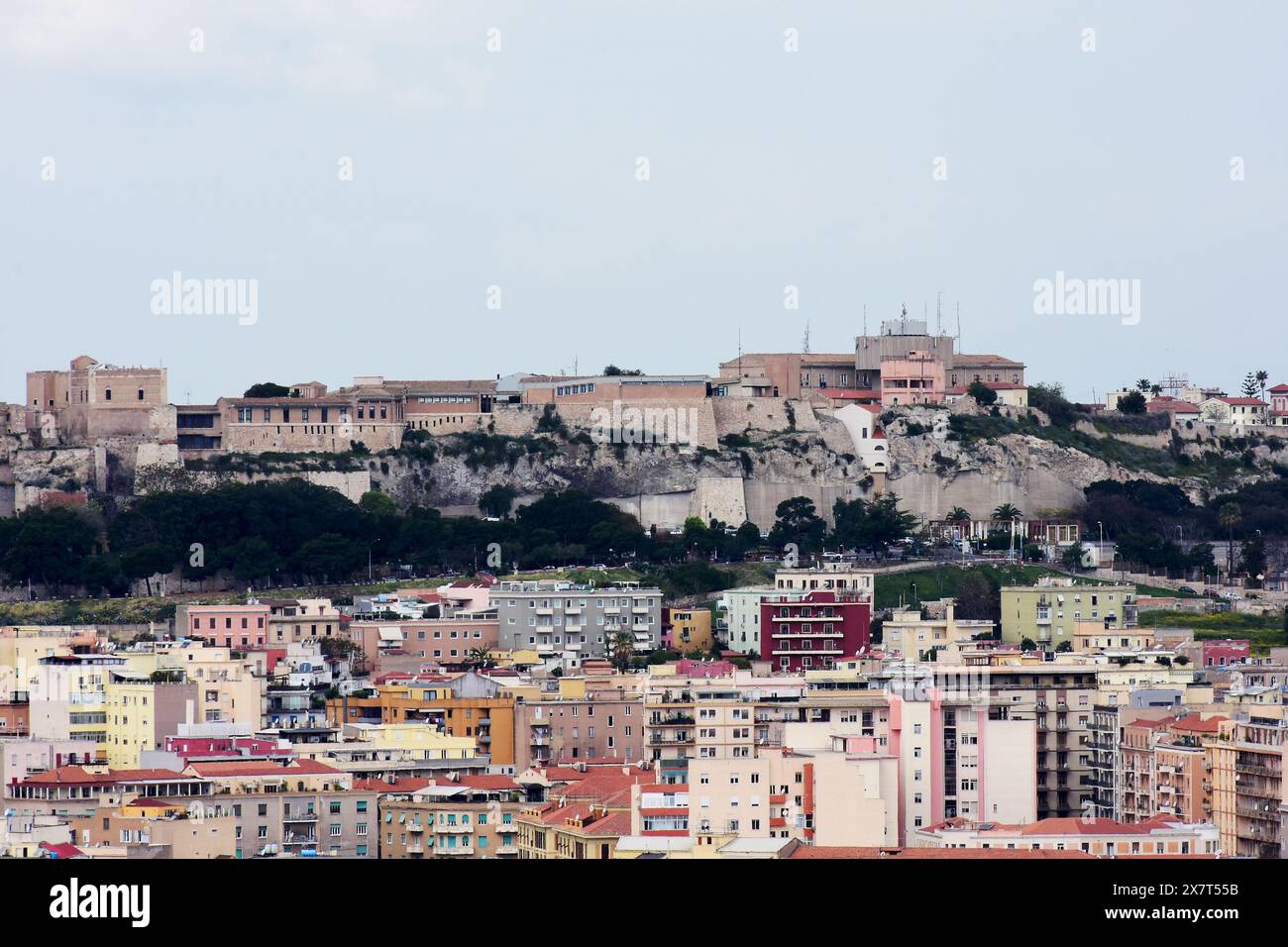 Vue aérienne de Cagliari, Sardaigne, Italie avec Quartiere Castello médiéval fortifié et fortifié, sur la colline en arrière-plan Banque D'Images Vue aérienne de Cagliari, Sardaigne, Italie avec Quartiere Castello médiéval fortifié et fortifié, sur la colline en arrière-plan Banque D'Images