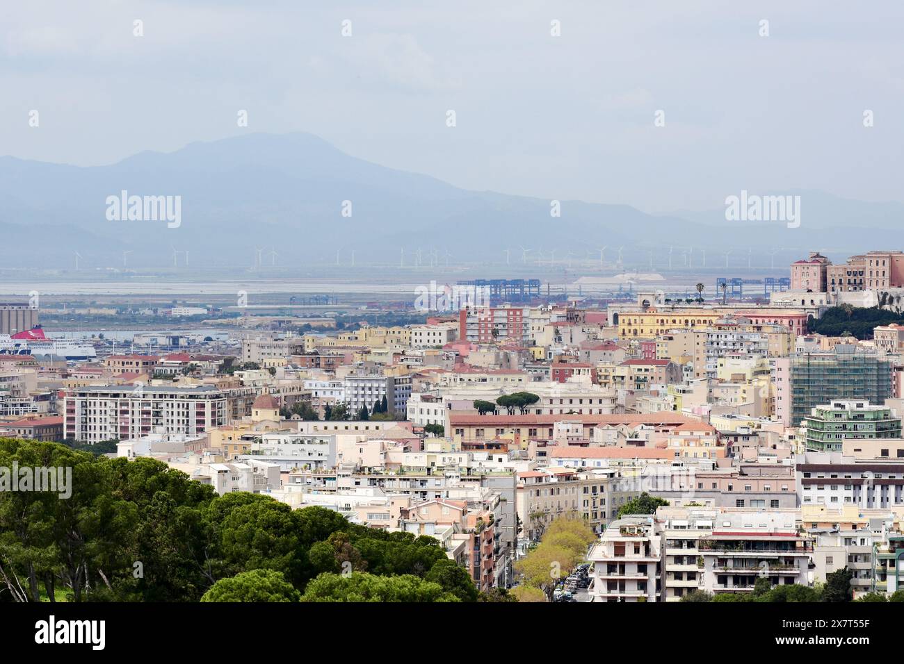 Vue aérienne de Cagliari, Sardaigne, Italie avec Quartiere Castello médiéval fortifié et fortifié, sur la colline en arrière-plan Banque D'Images Vue aérienne de Cagliari, Sardaigne, Italie avec Quartiere Castello médiéval fortifié et fortifié, sur la colline en arrière-plan Banque D'Images