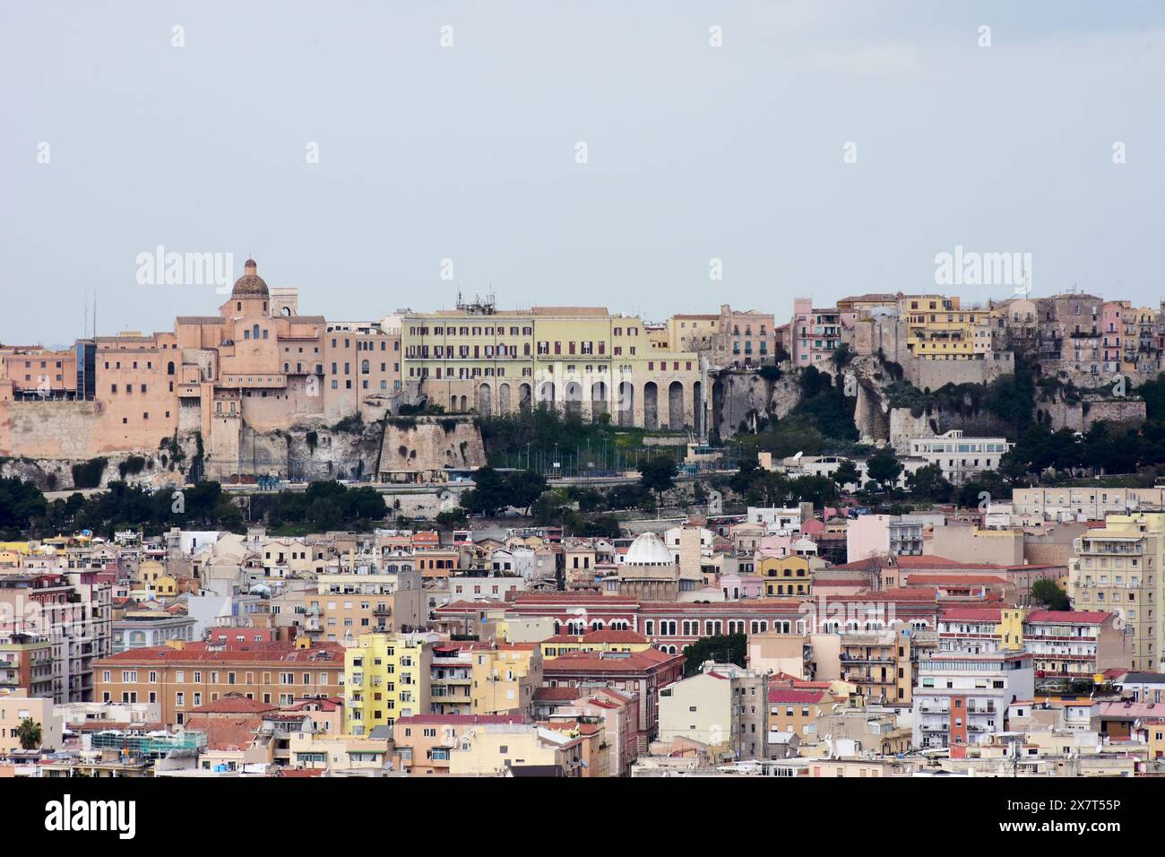 Vue aérienne de Cagliari, Sardaigne, Italie avec Quartiere Castello médiéval fortifié et fortifié, sur la colline en arrière-plan Banque D'Images Vue aérienne de Cagliari, Sardaigne, Italie avec Quartiere Castello médiéval fortifié et fortifié, sur la colline en arrière-plan Banque D'Images