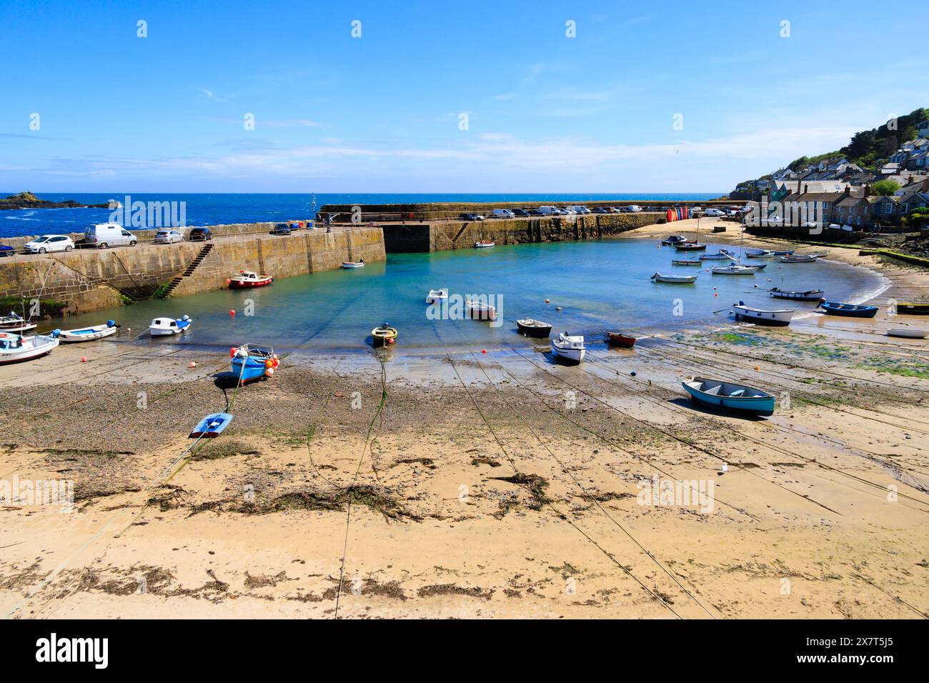 Bateaux dans le port à mi-marée, plage et chaînes d'amarrage. Le pittoresque village de pêcheurs de Mousehole, Cornouailles, West Country, Angleterre Banque D'Images