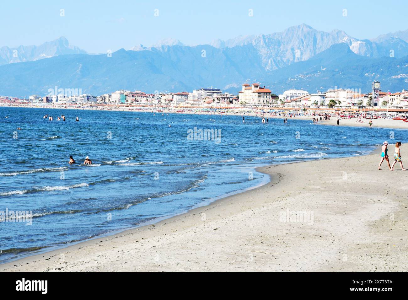 Vacanciers sur plage de sable, Viareggio, Lucques, Toscane, Italie Banque D'Images