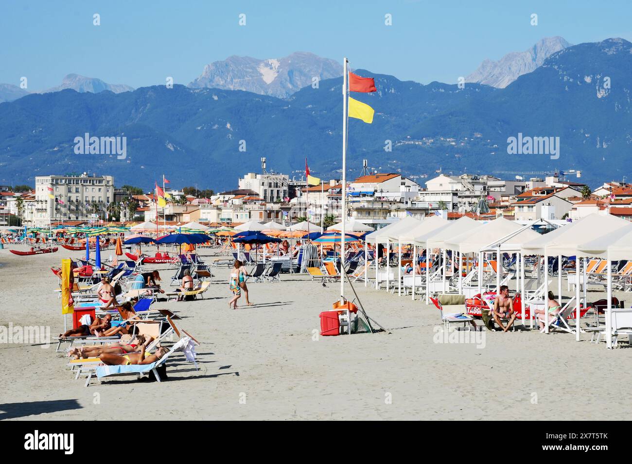 Vacanciers sur plage de sable, Viareggio, Lucques, Toscane, Italie Banque D'Images