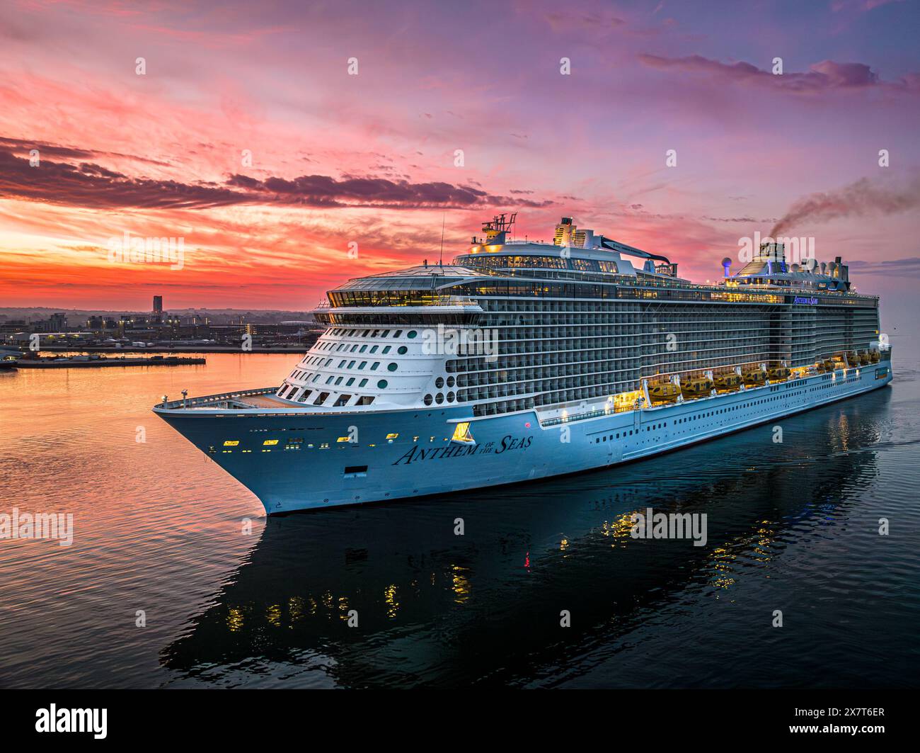 Navire de croisière Royal Caribbean Anthem of the Seas arrivant au port de Southampton, Hampshire, Angleterre, Royaume-Uni, le 12 mai 2024. Banque D'Images