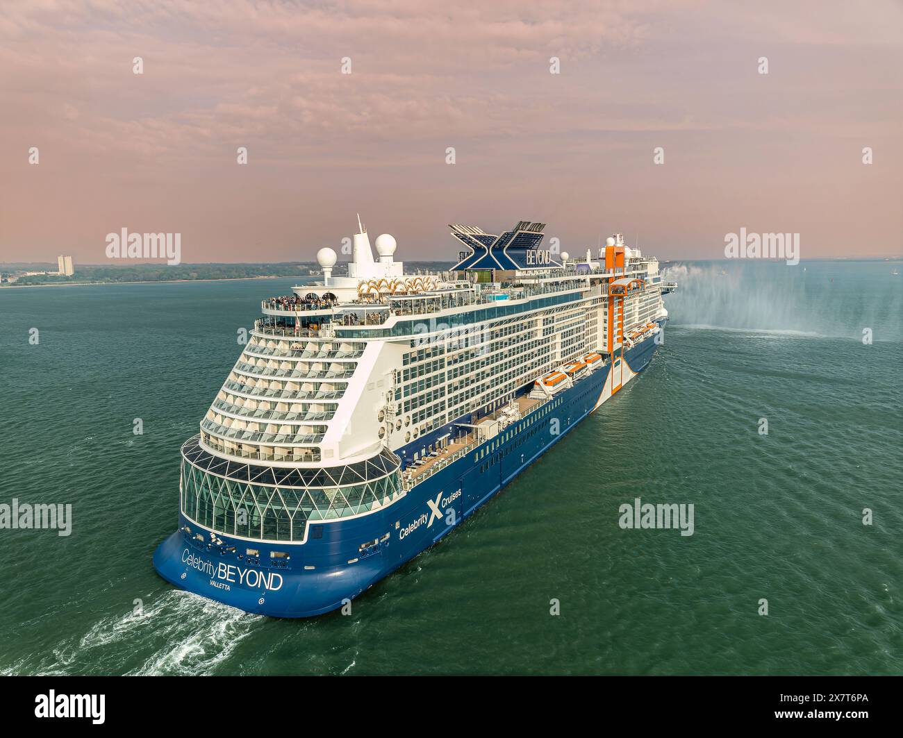 Le plus récent navire de Celebrity Cruises, Celebrity Beyond, quitte Southampton, Royaume-Uni, pour son voyage inaugural, le 23 avril 2022. Vue aérienne d'un drone. Banque D'Images