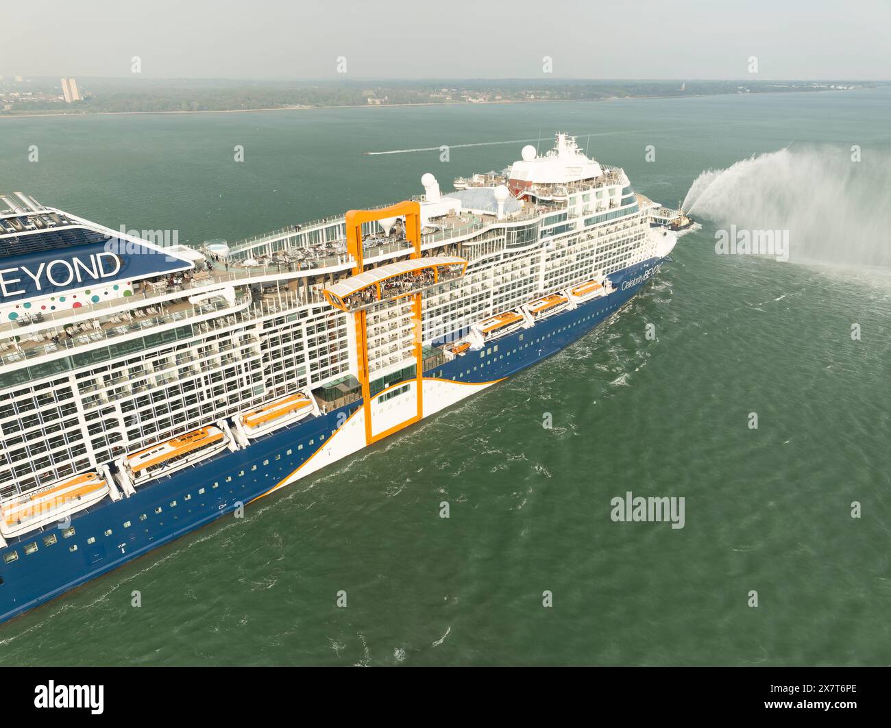 Le plus récent navire de Celebrity Cruises, Celebrity Beyond, quitte Southampton, Royaume-Uni, pour son voyage inaugural, le 23 avril 2022. Vue aérienne d'un drone. Banque D'Images
