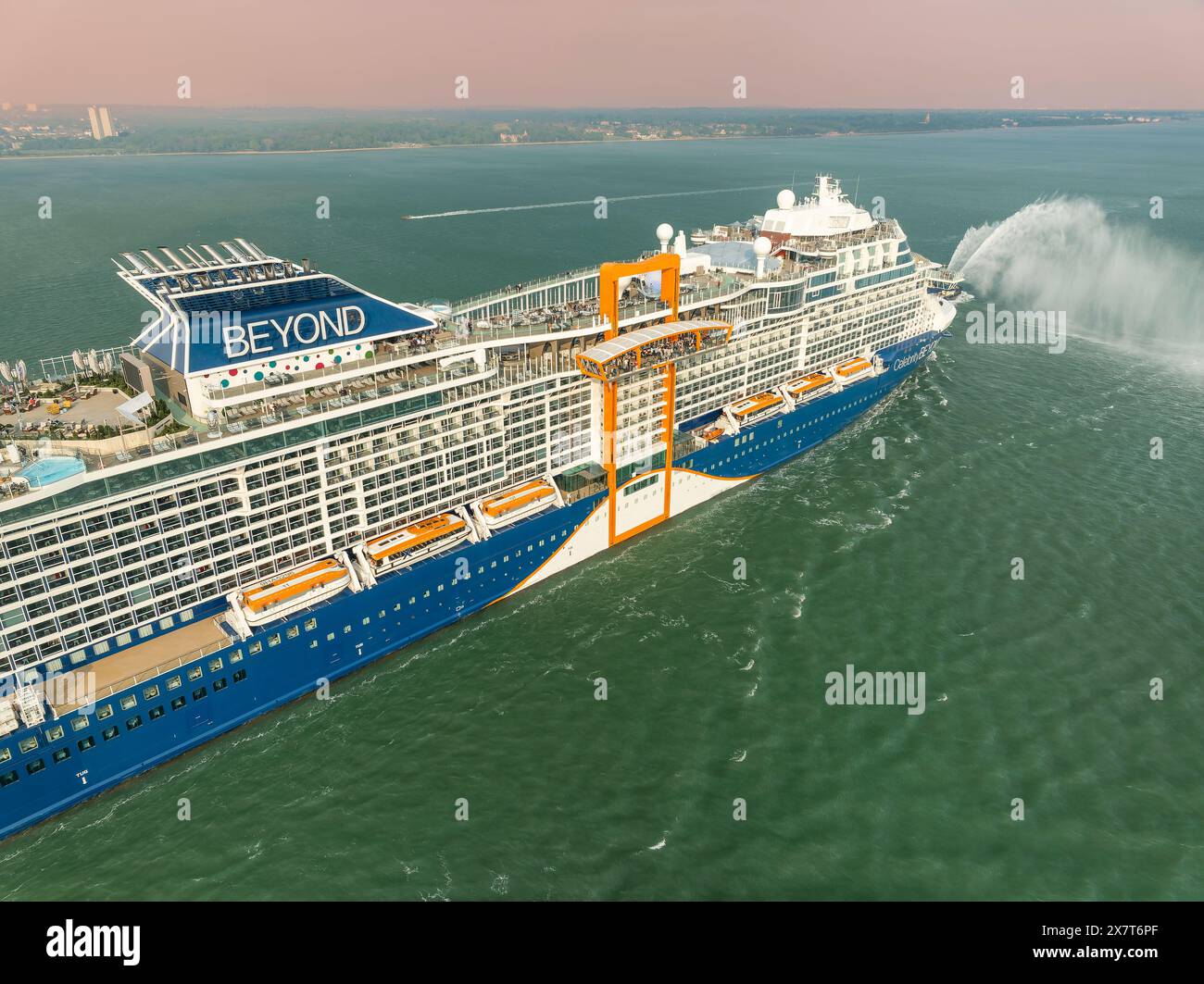 Le plus récent navire de Celebrity Cruises, Celebrity Beyond, quitte Southampton, Royaume-Uni, pour son voyage inaugural, le 23 avril 2022. Vue aérienne d'un drone. Banque D'Images