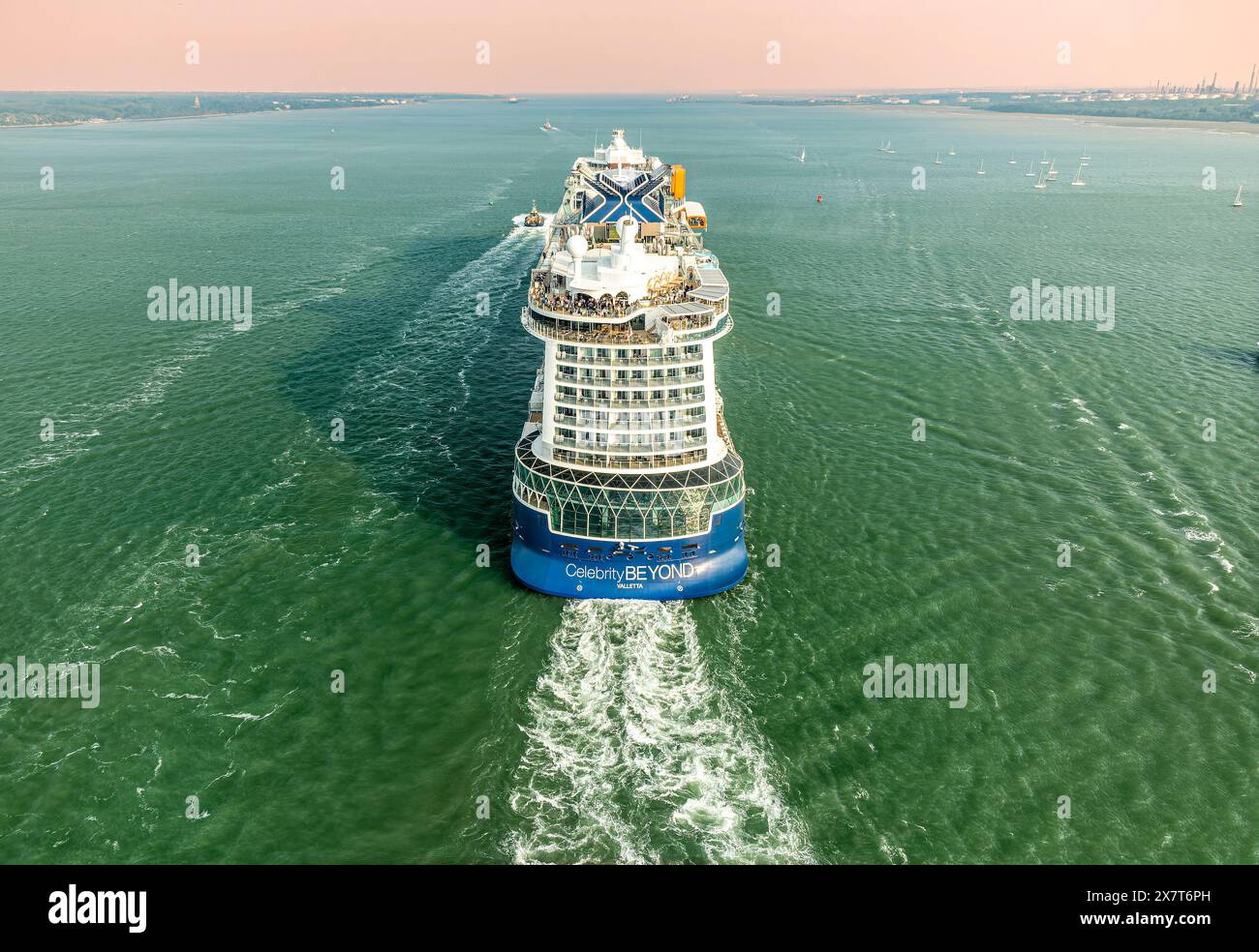 Le plus récent navire de Celebrity Cruises, Celebrity Beyond, quitte Southampton, Royaume-Uni, pour son voyage inaugural, le 23 avril 2022. Vue aérienne d'un drone. Banque D'Images