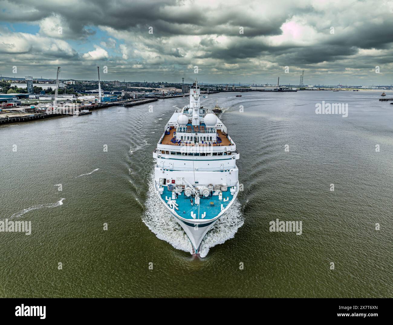 River Thames, Gravesend, Kent, Royaume-Uni 25 avril 2022 tir par drone du MS Deutschland passant devant Gravesend Banque D'Images