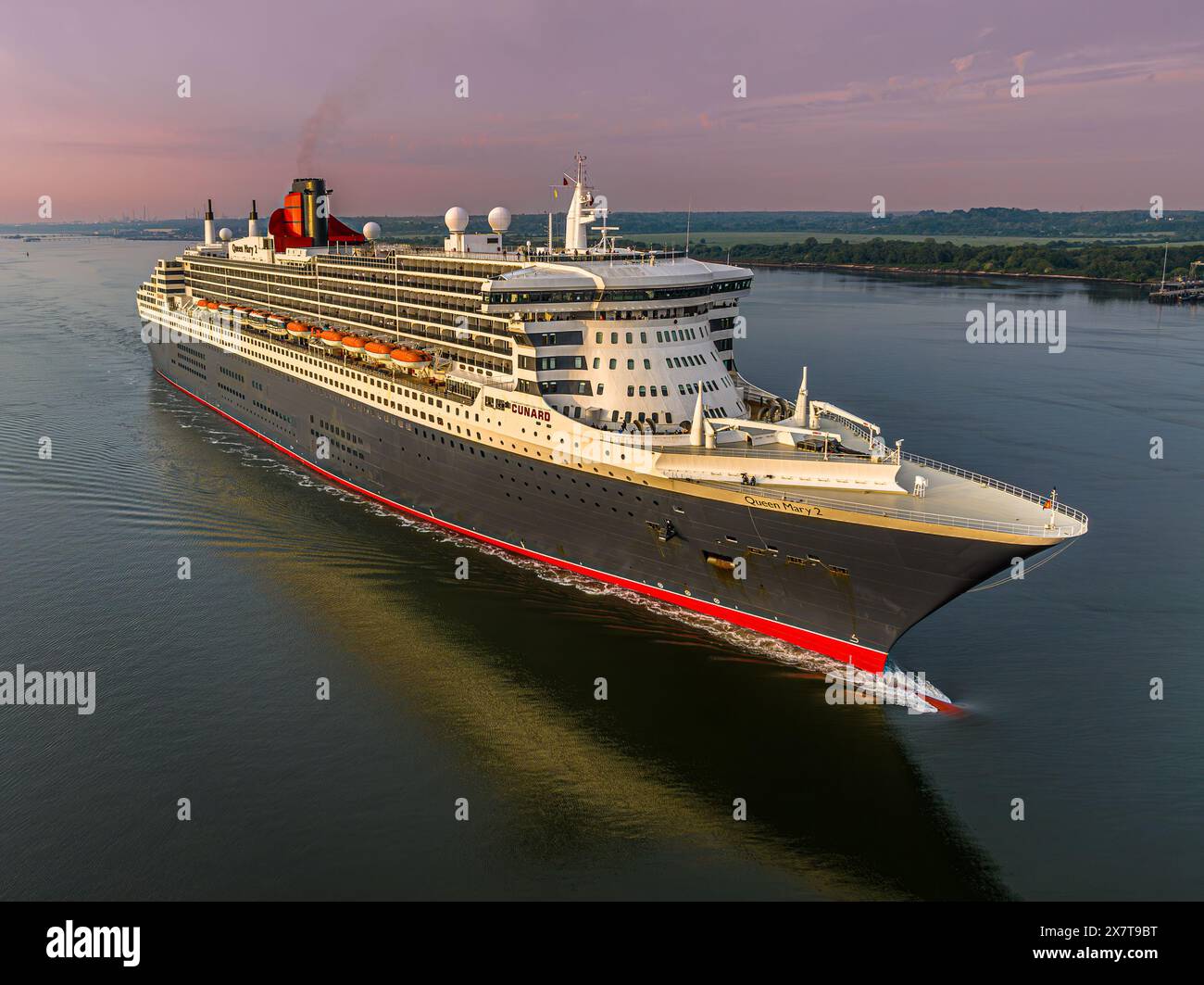 Southampton, Royaume-Uni - 12 mai 2024 le navire de croisière Cunard Queen Mary 2 arrive au port Banque D'Images