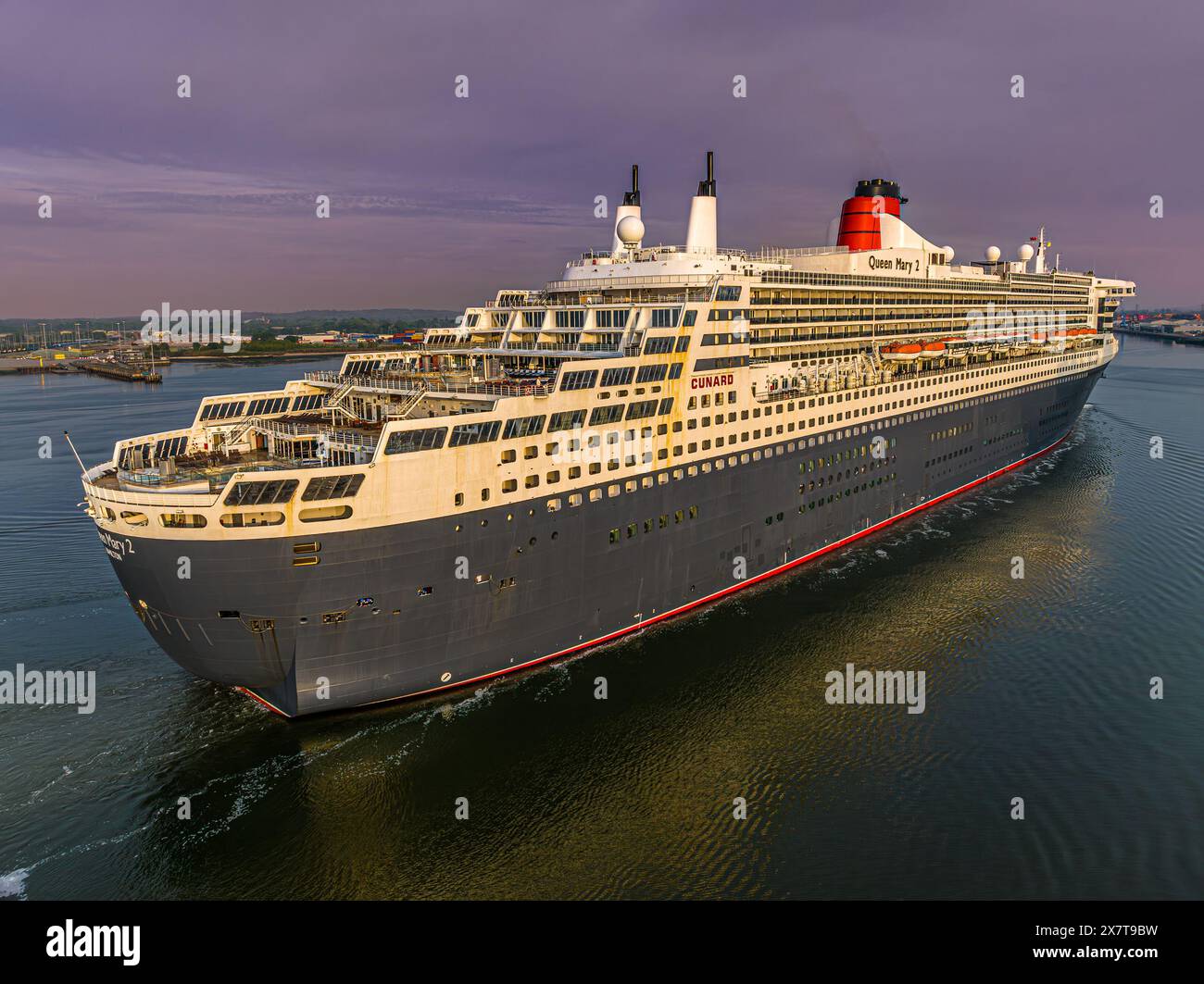 Southampton, Royaume-Uni - 12 mai 2024 le navire de croisière Cunard Queen Mary 2 arrive au port Banque D'Images