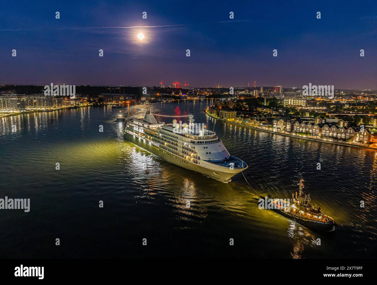 Le bateau de croisière Silver Wind passe devant Canary Wharf sur la Tamise, Londres, Royaume-Uni, le 12 mai 2023. Banque D'Images