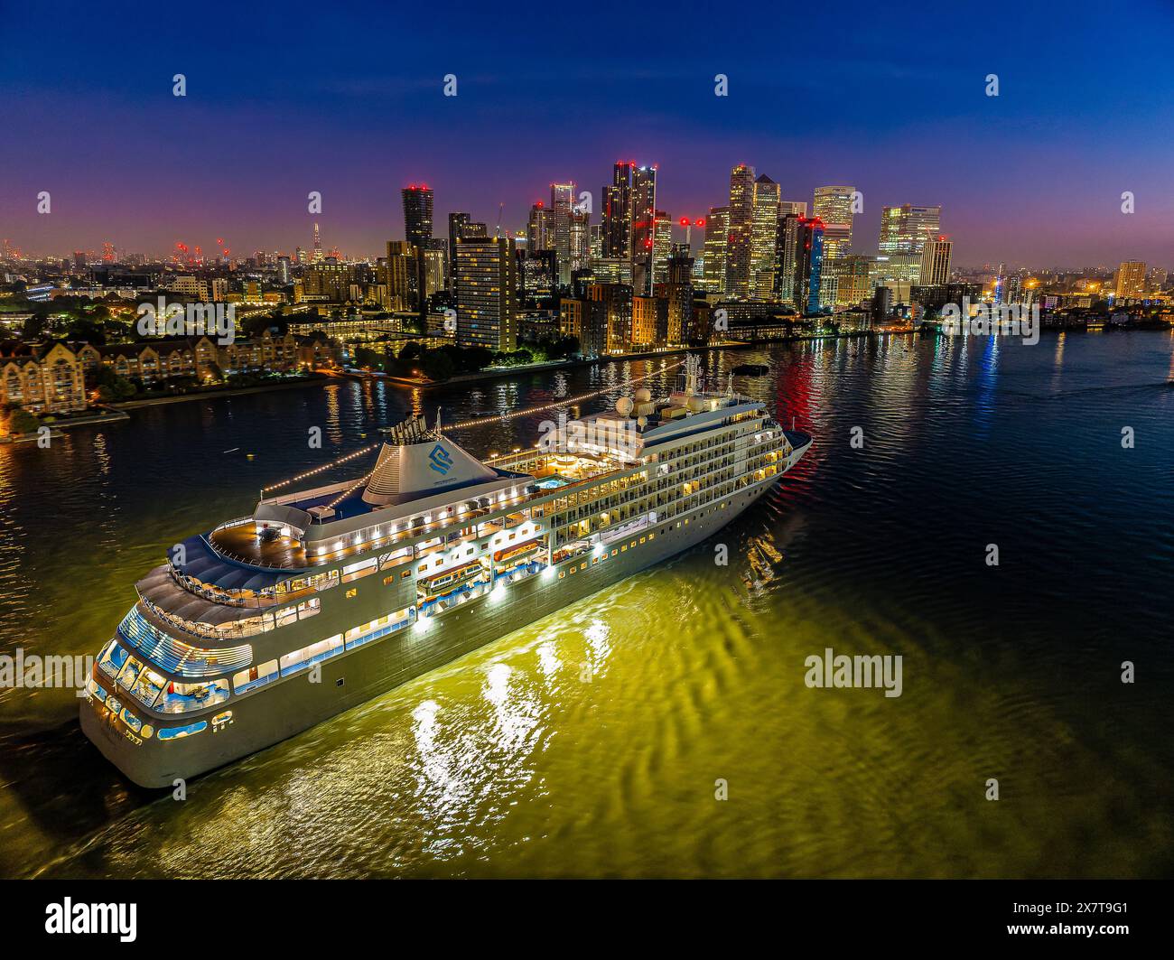 Le bateau de croisière Silver Wind passe devant Canary Wharf sur la Tamise, Londres, Royaume-Uni, le 12 mai 2023. Banque D'Images