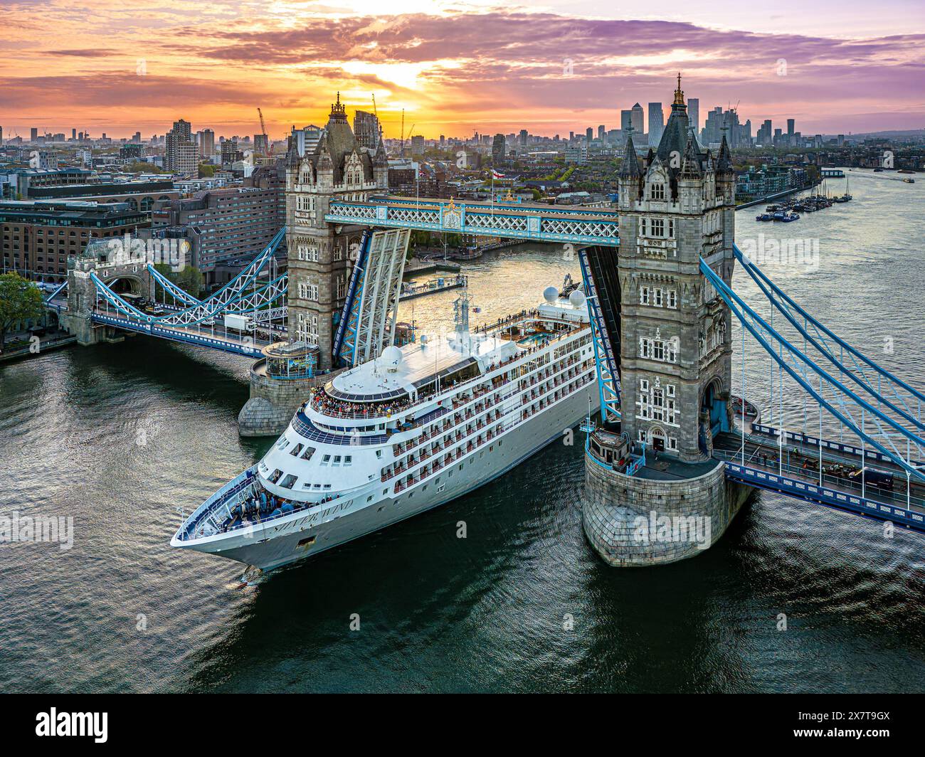 Le bateau de croisière Silver Wind traverse Tower Bridge sur la Tamise, Londres, Royaume-Uni, le 10 mai 2023. Banque D'Images