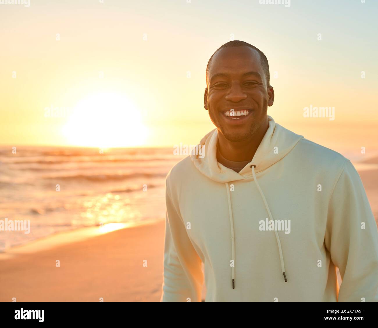 Portrait de jeune homme décontracté regardant Sunrise Morning sur la plage et la mer en Afrique du Sud Banque D'Images