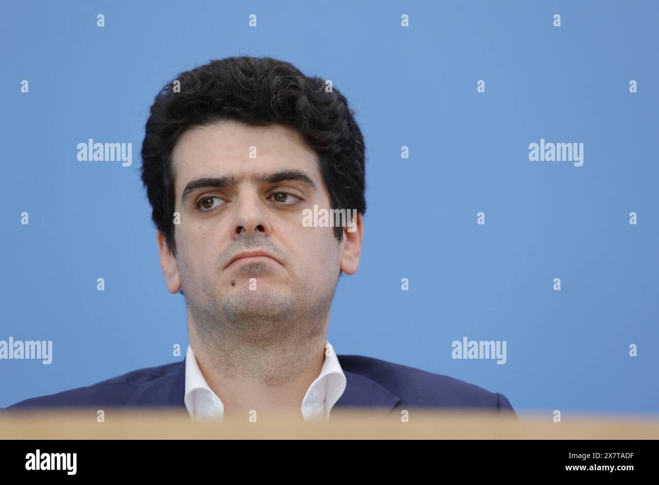 Professeur Michael Barenboim, professeur für Ensemblespiel und Violine an der Barenboim-Said Akademie, Deutschland, Berlin, Bundespressekonferenz, Thema : Proteste an Hochschulen gegen den Krieg in Gaza *** Professeur Michael Barenboim, professeur de jeu d'ensemble et de violon à la Barenboim Said Academy, Allemagne, Berlin, Conférence de presse fédérale, sujet Banque D'Images