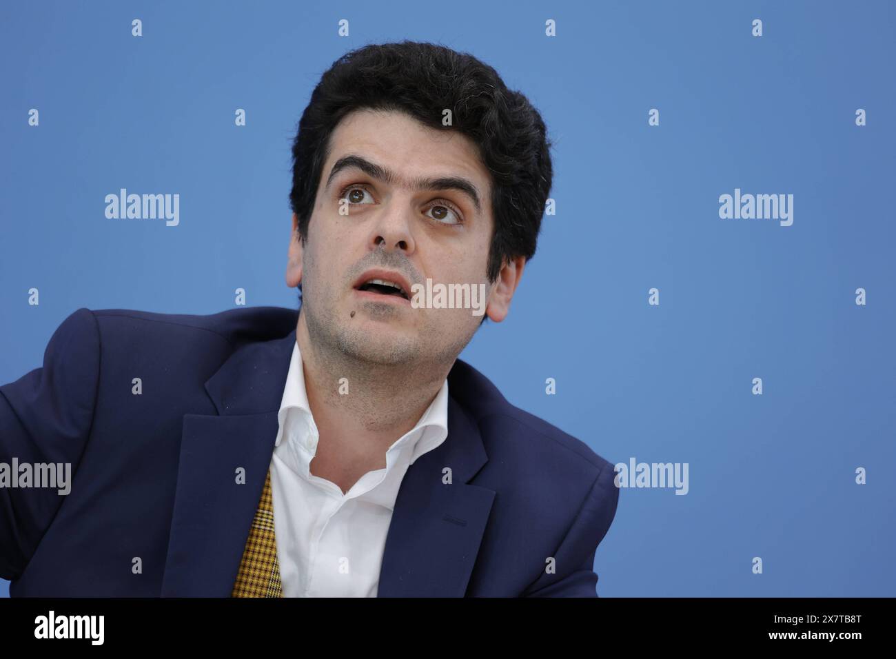 Professeur Michael Barenboim, professeur für Ensemblespiel und Violine an der Barenboim-Said Akademie, Deutschland, Berlin, Bundespressekonferenz, Thema : Proteste an Hochschulen gegen den Krieg in Gaza *** Professeur Michael Barenboim, professeur de jeu d'ensemble et de violon à la Barenboim Said Academy, Allemagne, Berlin, Conférence de presse fédérale, sujet Banque D'Images