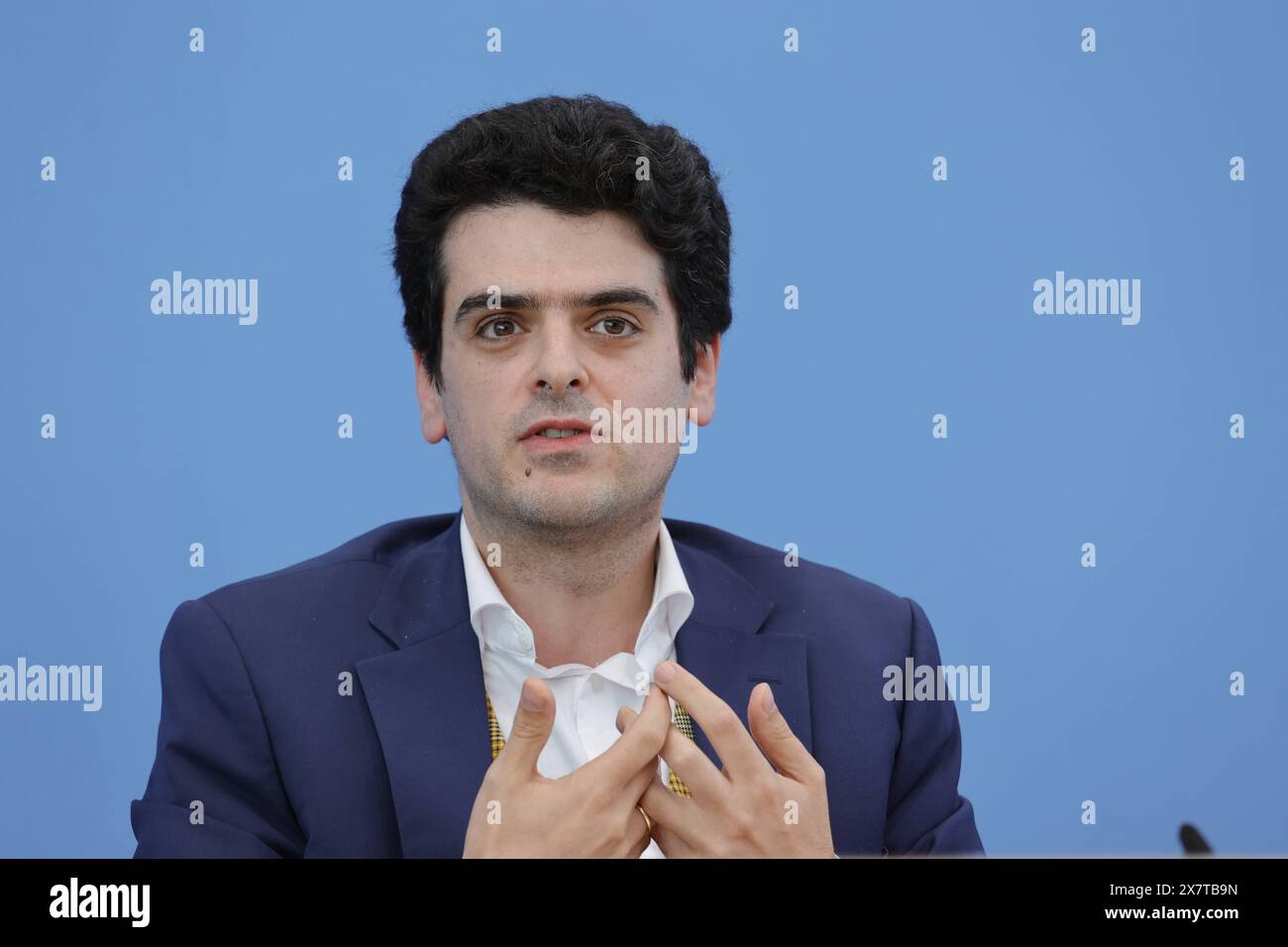 Professeur Michael Barenboim, professeur für Ensemblespiel und Violine an der Barenboim-Said Akademie, Deutschland, Berlin, Bundespressekonferenz, Thema : Proteste an Hochschulen gegen den Krieg in Gaza *** Professeur Michael Barenboim, professeur de jeu d'ensemble et de violon à la Barenboim Said Academy, Allemagne, Berlin, Conférence de presse fédérale, sujet Banque D'Images