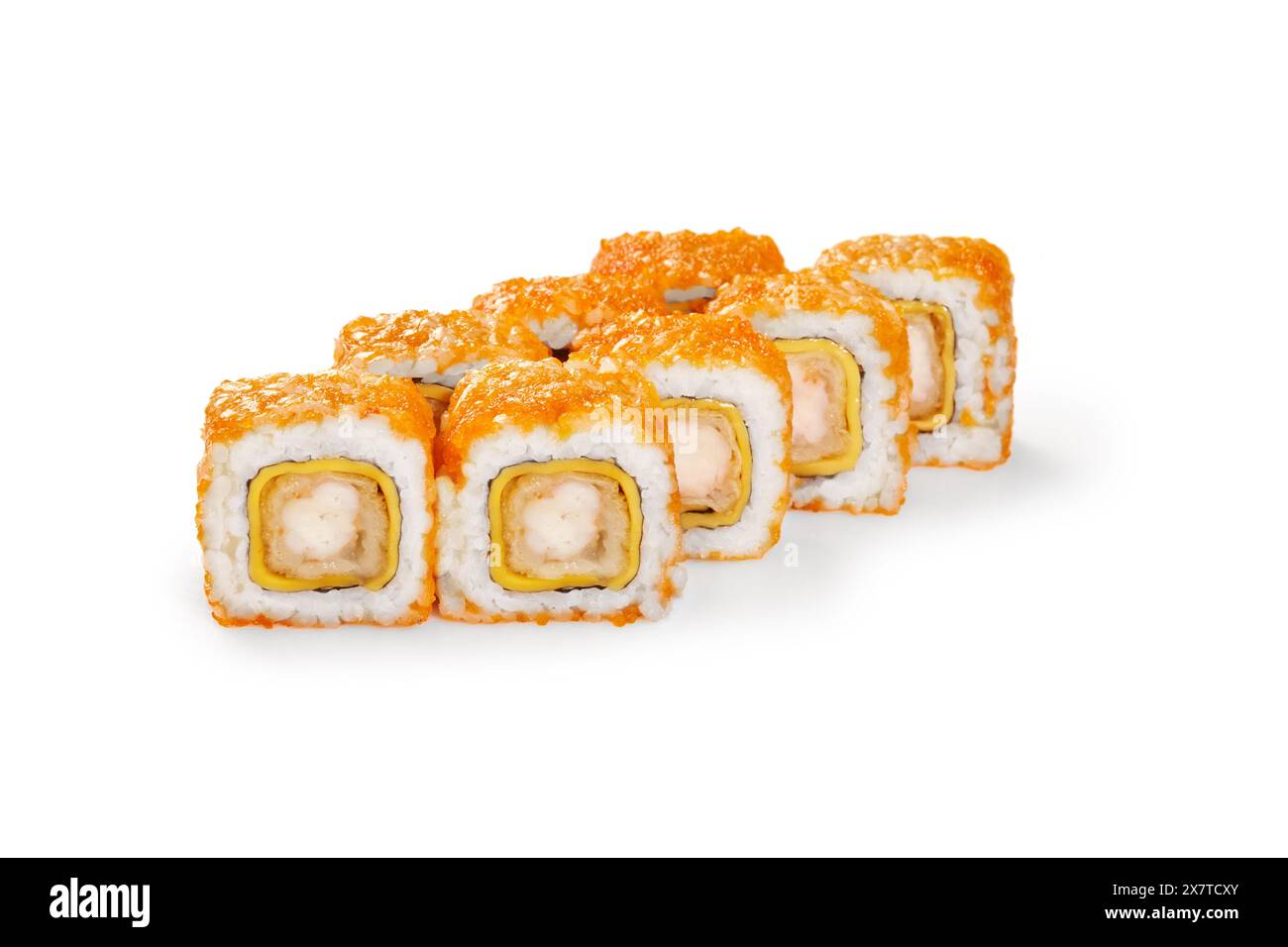 Appétissants rouleaux de sushi enrobés d'œufs de tobiko, garnis de crevettes tempura et de fromage cheddar, présentés isolés sur blanc. Cuisine japonaise Banque D'Images
