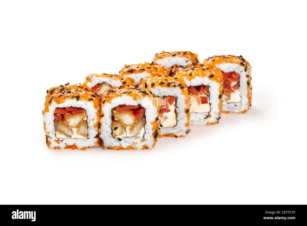 Roulés de sushi au poulet katsu avec fromage à la crème et tomates, enrobés d'œufs de tobiko et de graines de sésame, présentés isolés sur fond blanc. Traditionnel Banque D'Images