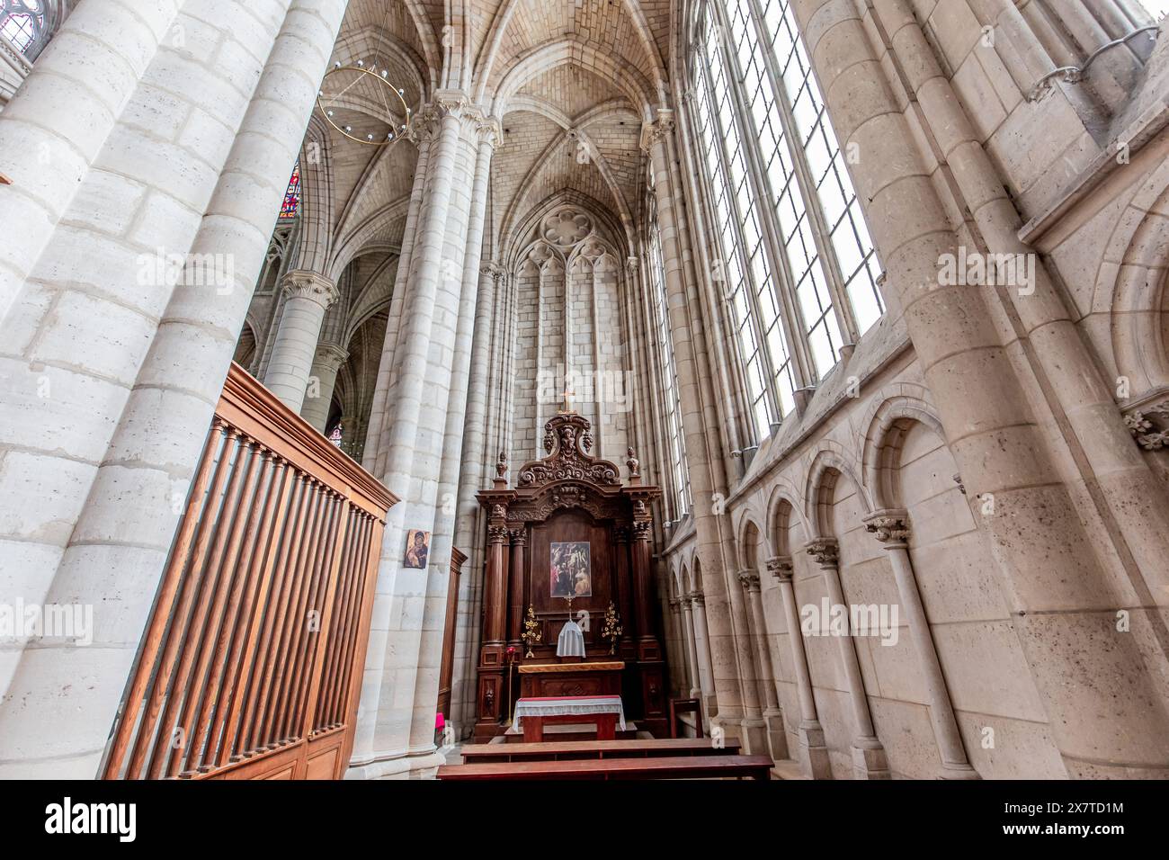 MEAUX, FRANCE, 18 AVRIL 2023 : intérieur et détails architecturaux de la cathédrale Saint-Etienne de Meaux, France Banque D'Images