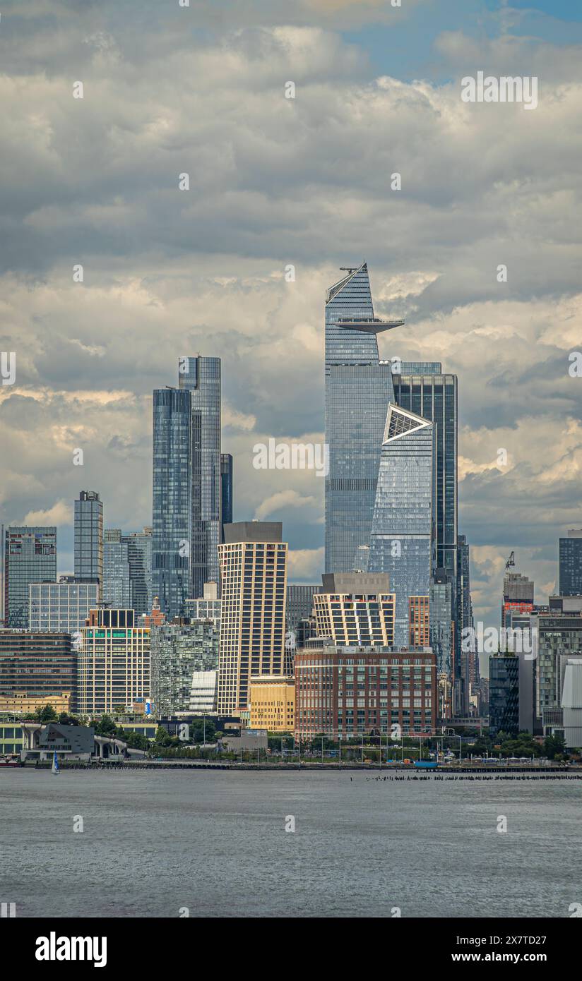 New York, NY, USA - 1er août 2023 : W 29th Street et nord de la jungle urbaine sous un nuage bleu. La rivière Hudson devant. 30 Hudson Yards Dominate, Green Banque D'Images