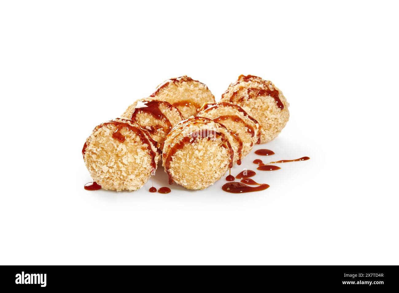 Boulettes de riz tempura croustillantes au saumon et au fromage à la crème, enrobées de chapelure panko arrosées de sauce unagi acidulée, isolées sur fond blanc. J Banque D'Images